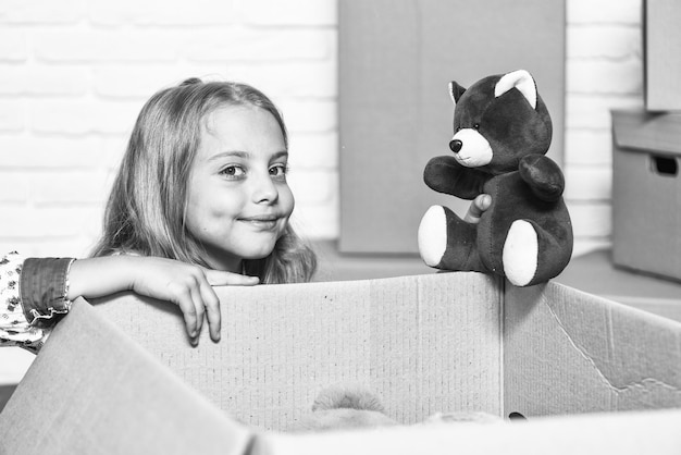 幸せを届ける 子供時代に幸せな時間を届ける 保険のポストパッケージ 引っ越し宅配サービス 小さな子供がおもちゃと一緒にポストパッケージを開けます あなたの宝物を届けます おもちゃの保管庫