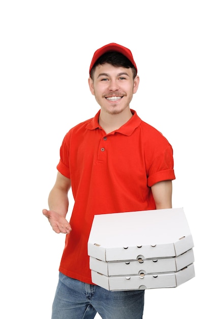白で隔離される段ボールのピザの箱と配達の少年