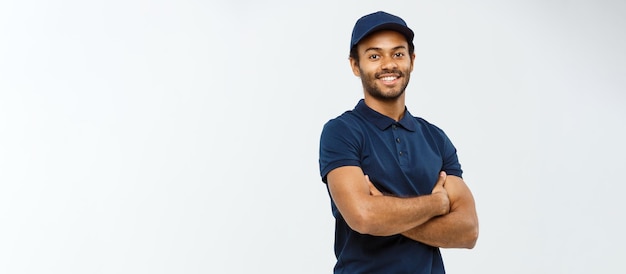 Foto concetto di consegna bell'uomo di consegna afroamericano ha incrociato le braccia su isolato su sfondo grigio studio copy space