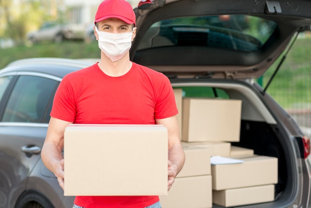 Photo delivery guy wearing mask front view