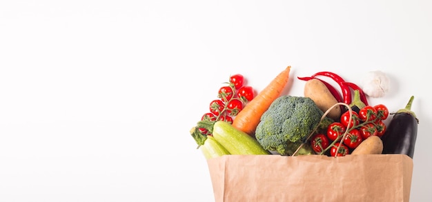배달 건강 식품 배경 야채와 함께 종이 봉지에 건강한 유기농 식품 폐기물 제로