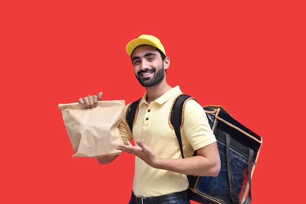 테이크 아웃 음식 인도 파키스탄 모델과 배낭 종이 가방을 들고 배달 남자