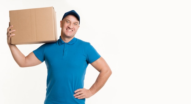 Uomo di consegna che trasportano scatola di cartone