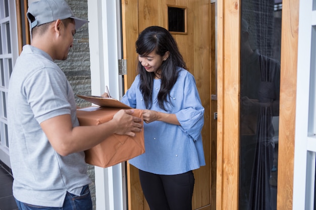 Photo delivery man delivering box