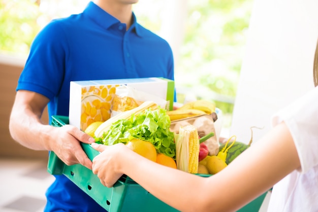 Fattorino consegna cibo a una donna