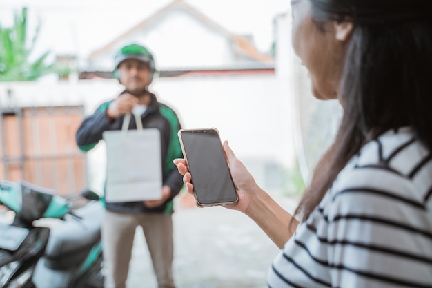 Photo delivery man delivering food