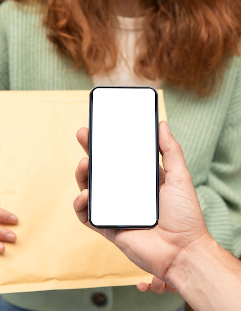 Foto uomo di consegna che consegna un pacchetto per una donna