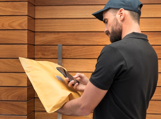 Photo delivery man delivering a package