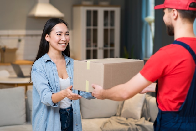 Photo delivery man giving order to woman