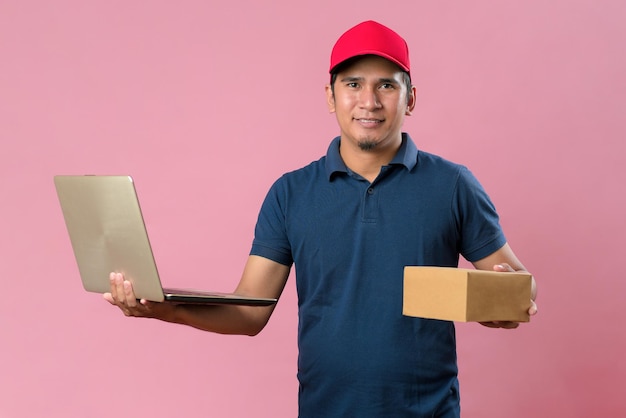 Foto uomo di consegna che tiene il computer portatile e la scatola dei pacchi del pacchetto