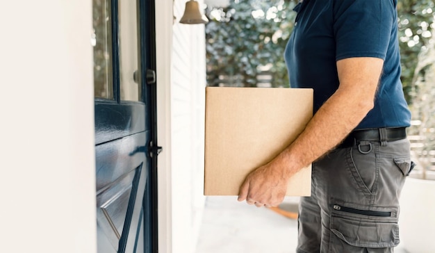 Photo delivery man holding parcel box