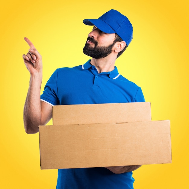 Photo delivery man thinking on colorful background