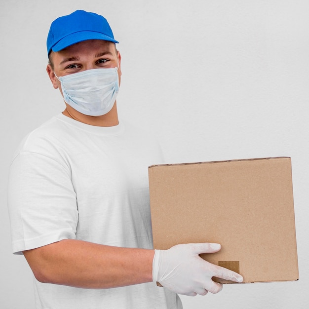 Delivery man wearing mask and gloves