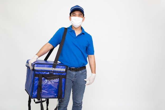 Foto uomo di consegna che indossa maschera medica protettiva