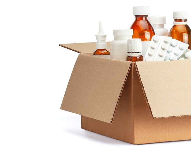 Доставка лекарств на дом из аптеки Картонная коробка с лекарствами, таблетки, флаконы, спреи.