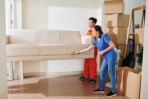 Photo delivery men carrying sofa