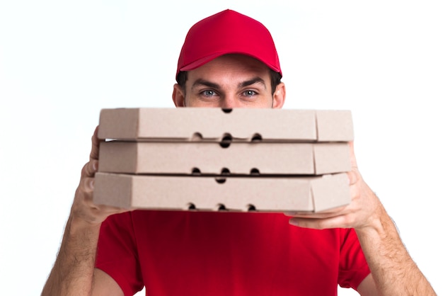 Photo delivery pizza boy covering his face with boxes