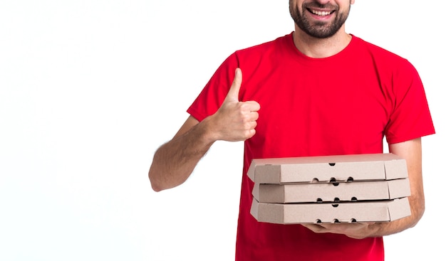 Photo delivery pizza boy holding boxes and thumbs up medium shot