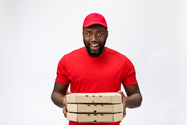 Служба доставки - портрет красивый афро-американский доставщик пиццы.