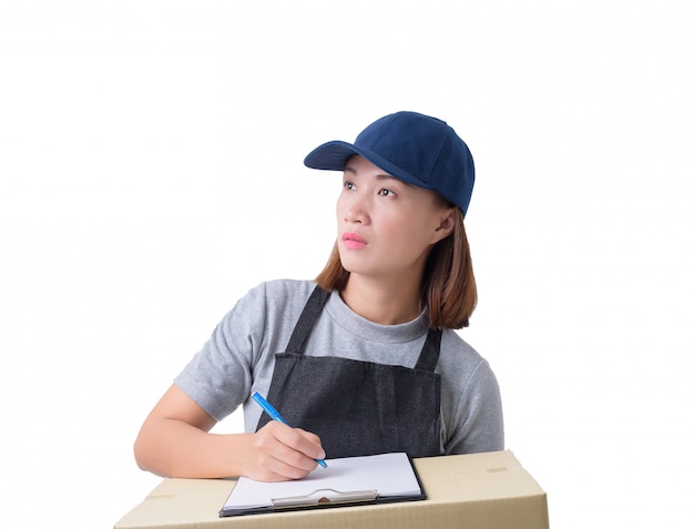 Доставка женщина в серую рубашку и фартук со стопкой коробок несет посылку и представляет изолированную форму получения