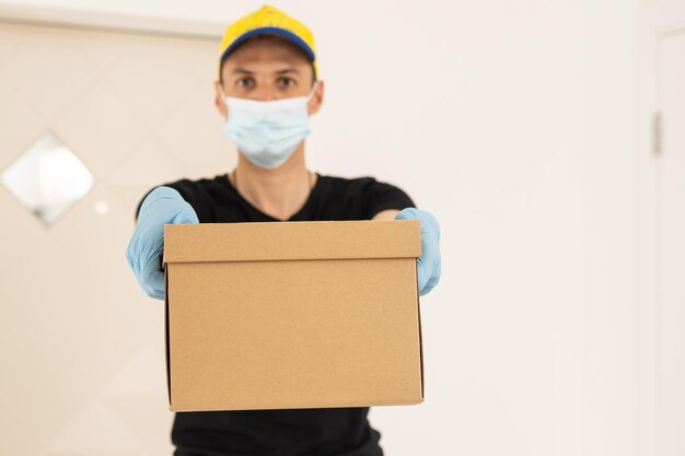 Deliveryman in beschermende handschoenen en een masker.