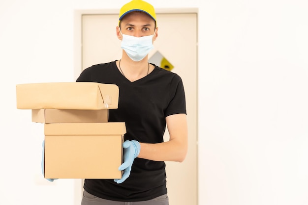 Deliveryman in beschermende handschoenen en een masker.