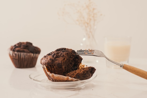 Deliziosi muffin al cioccolato fatti in casa sul tavolo. pronto a mangiare.