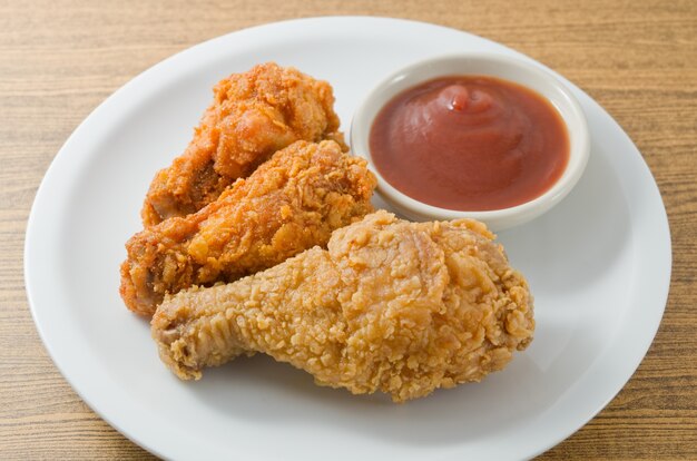 Photo delocious deep fried chicken wings with sauce