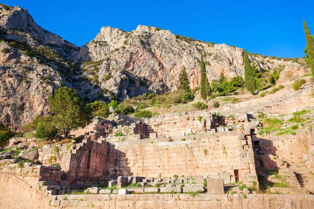 Delphi is een oud heiligdom dat rijk werd als zetel van het orakel dat werd geraadpleegd over belangrijke beslissingen in de oude klassieke wereld.