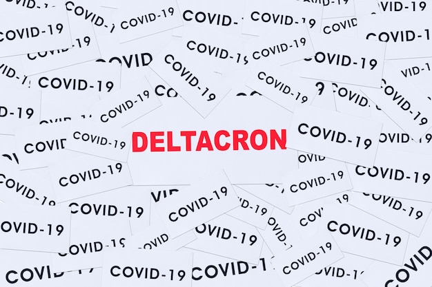Deltacron-woord met stapel covid19-tekst