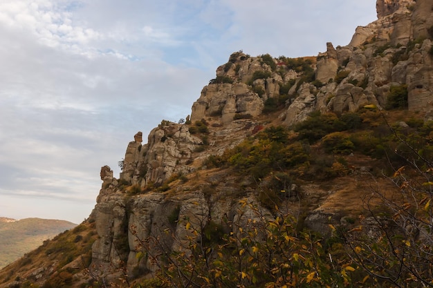 Demerdzhi-bergketen Uitzicht op de rotsen van onderaf