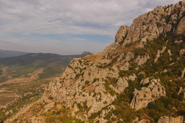 Demerdzhi-bergketen Uitzicht op de rotsen van onderaf