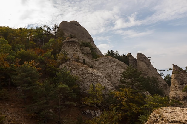 Demerdzhi 산맥 아래에서 바위의 보기