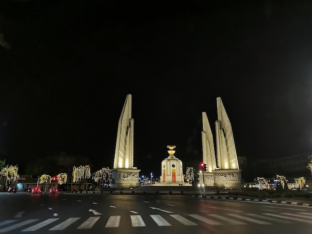 Foto democratiemonument 's nachts met prachtige lichten in thailandxa scène