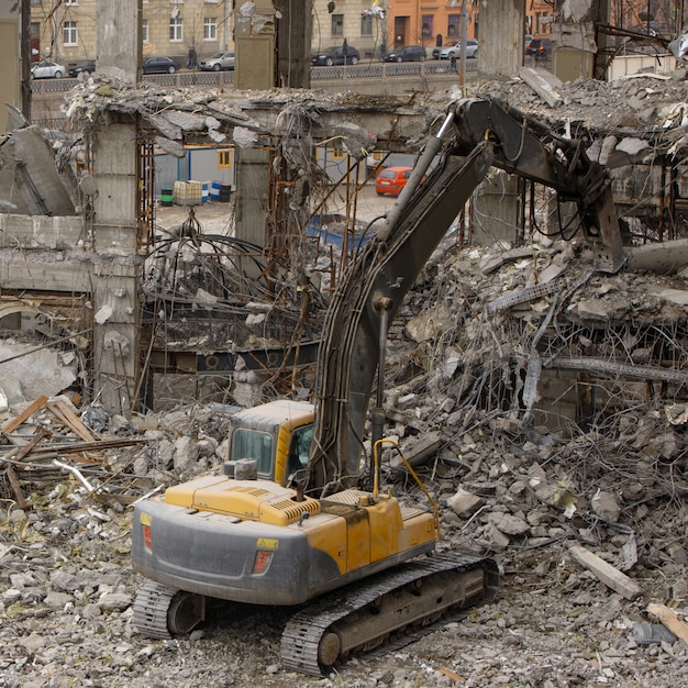 Foto demolizione di edifici, utilizzando uno speciale escavatore-distruttore idraulico