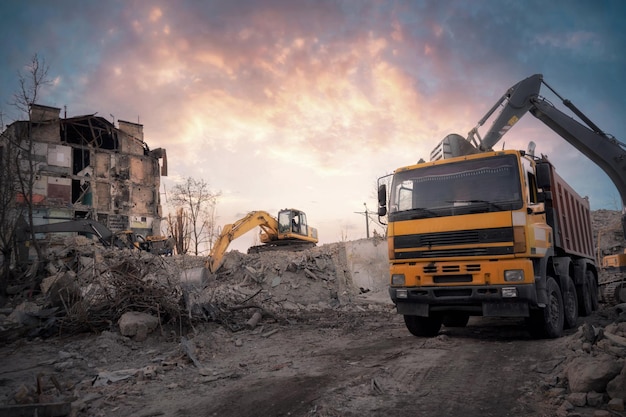 Foto demolizione di un edificio residenziale a causa di danni dopo un incendio di mortaio ucraina