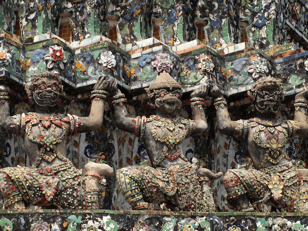 Photo demon guardian statues decorating the buddhist temple wat arun in bangkok, thailand