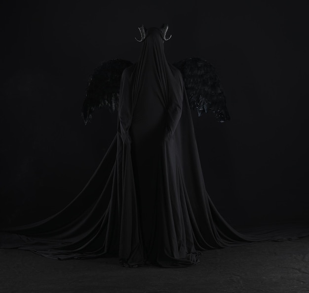 demonische engel met zwarte vleugels op een zwarte achtergrond