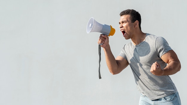 Foto demonstrant demonstreren met megafoon