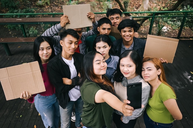 Demonstranten nemen een selfie op hun smartphone tijdens een demonstratie.