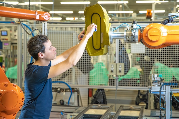 Demontage van de robotarmen in de fabriek bij verplaatsing van productie naar een ander land