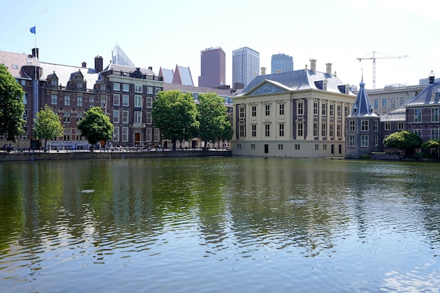 Den Haag stadsgezicht met Mauritshuis kunstmuseum op Hofvijver vijver Den Haag Nederland