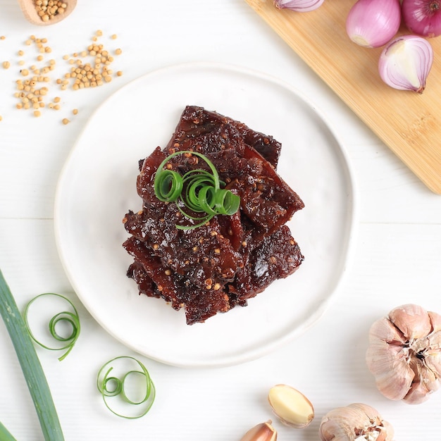 Dendeng sapi is beef jerky in indonesische stijl, dun gesneden vlees verwerkt, in de zon gedroogd en gemarineerd met zoete kruiden en koriander