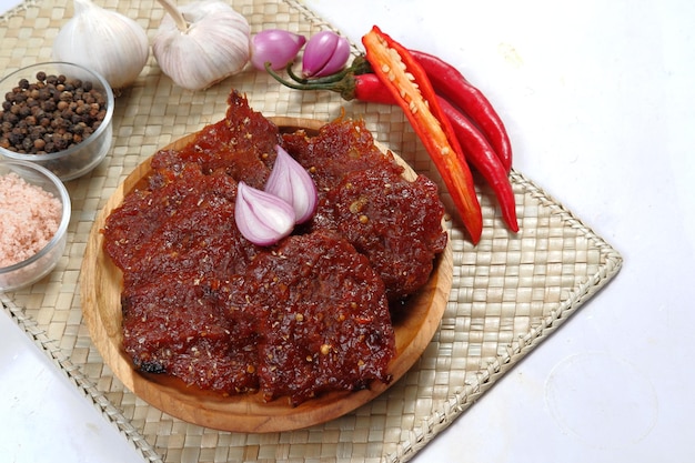 dendeng sapi of gedroogde beef jerky in Indonesische stijl, gemarineerd met kruiden en daarna gebakken