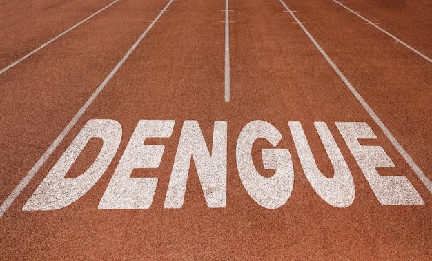 Dengue geschreven op atletiekbaan Nieuw concept op atletiekbaantekst in witte kleur