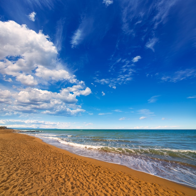 Denia Alicante-strand met blauwe de zomerhemel in Spanje