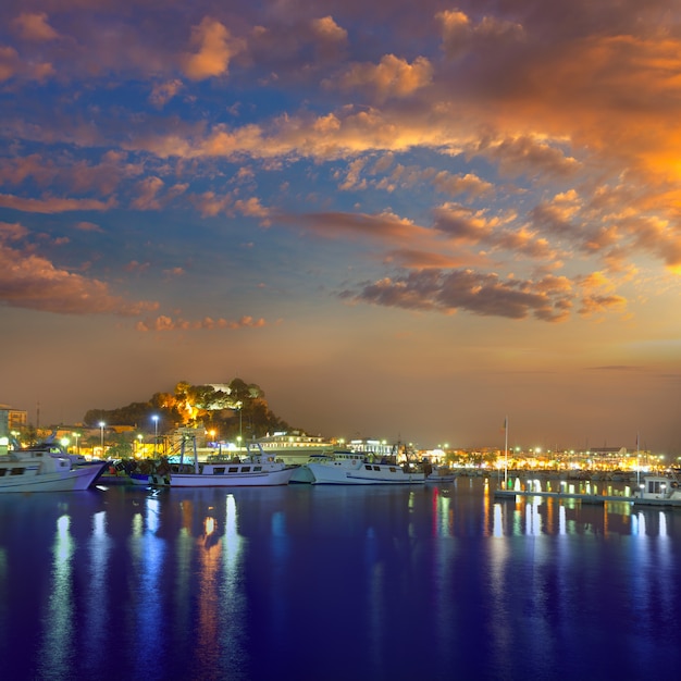 Tramonto del porto di denia nel porto turistico ad alicante in spagna