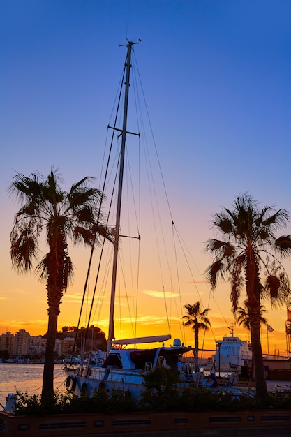 Tramonto di denia in spagna mediterranea delle barche del porticciolo