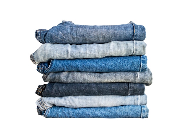 Pila di jeans blu denim isolato su sfondo bianco
