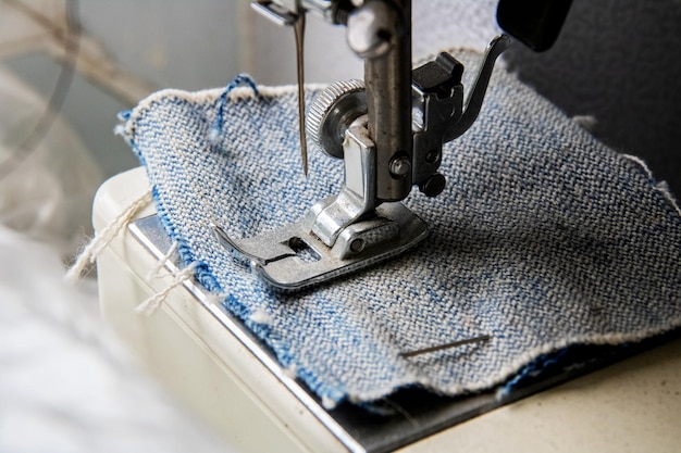 Denim en naald van een naaimachine